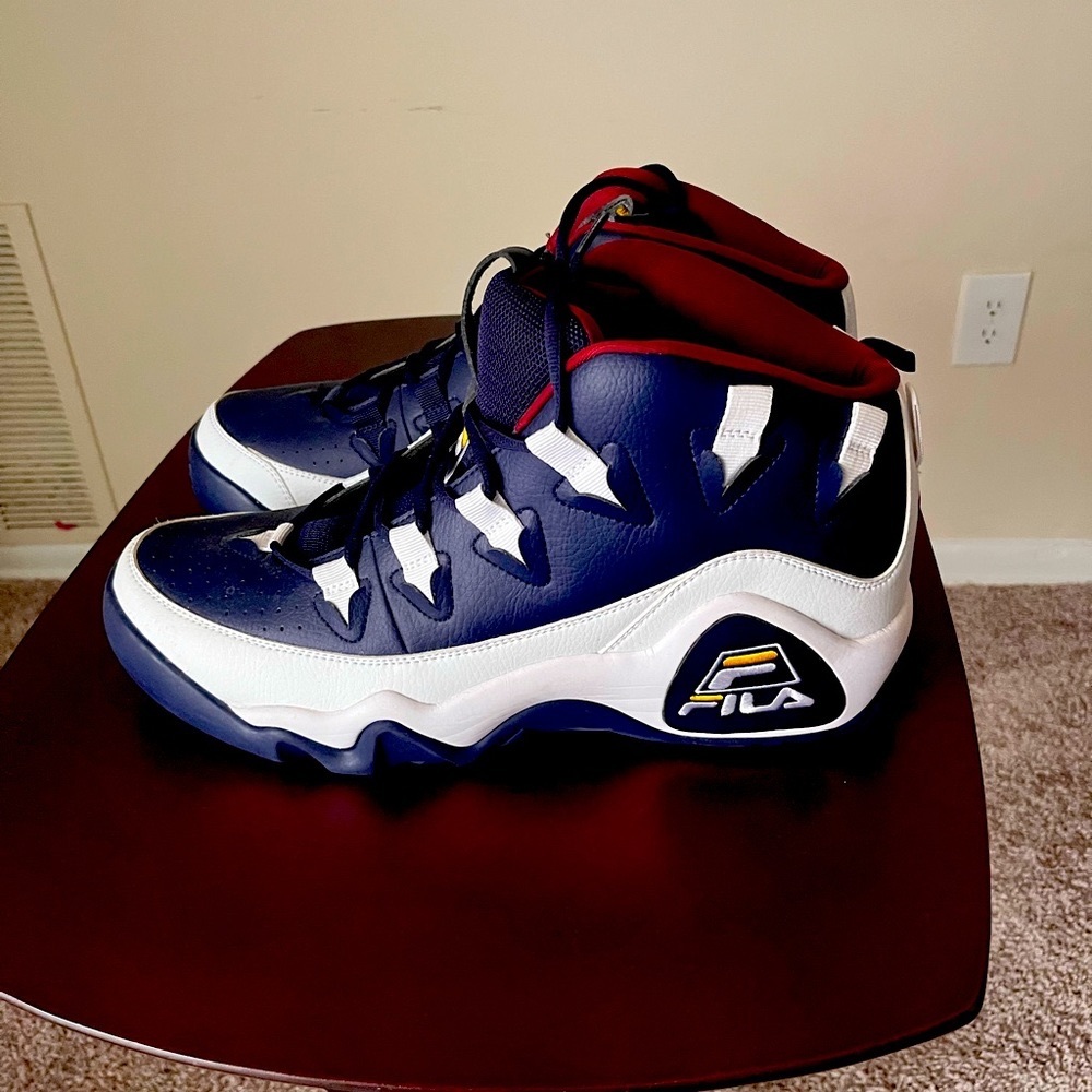 Grant Hill 1 Very Rare. Size 15 Brand new never worn. Navy blue/White/Red